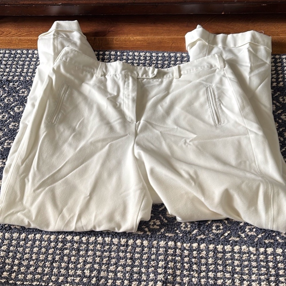 Larry Levine White Capris with Elastic Waistband in size 12